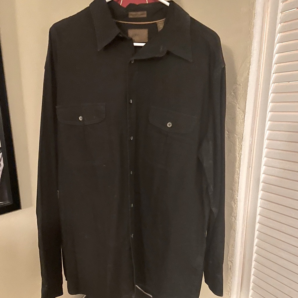 Large button collar shirt black